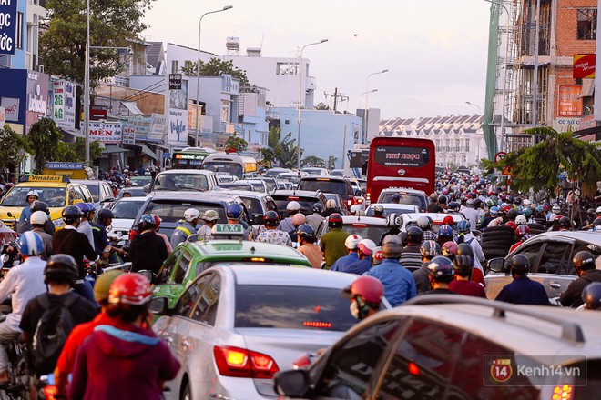 Đường dẫn về sân bay Tân Sơn Nhất kẹt cứng từ trưa đến chiều tối, người Sài Gòn ngáp ngủ trên xe máy - Ảnh 10.