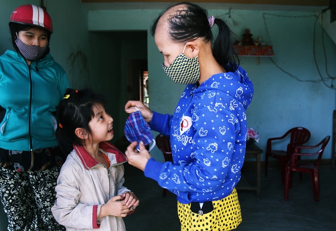Người mẹ qu&eacute;t r&aacute;c v&agrave; 2 đứa trẻ thiểu năng suốt 10 năm &ocirc;m con gấu b&ocirc;ng r&aacute;ch v&igrave; tưởng l&agrave;&hellip; bố - Ảnh 7.