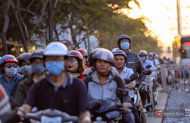 Đường dẫn về sân bay Tân Sơn Nhất kẹt cứng từ trưa đến chiều tối, người Sài Gòn ngáp ngủ trên xe máy - Ảnh 18.