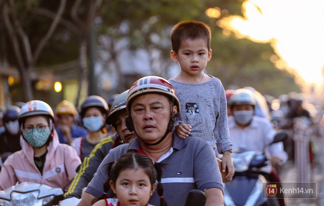 Đường dẫn về sân bay Tân Sơn Nhất kẹt cứng từ trưa đến chiều tối, người Sài Gòn ngáp ngủ trên xe máy - Ảnh 17.