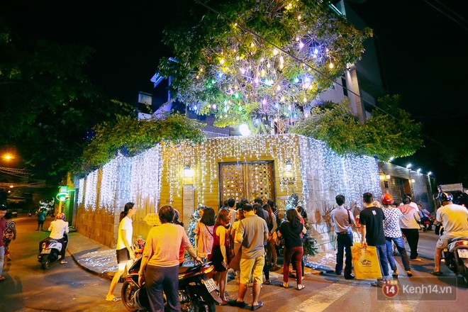 Người dân ở Sài Gòn chen nhau vào biệt thự triệu đô của Đàm Vĩnh Hưng chụp ảnh Noel trong vòng 5 phút/ lượt - Ảnh 3.