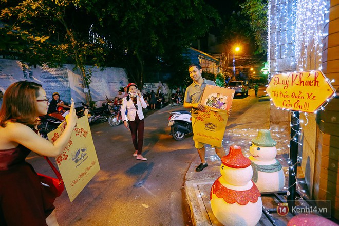 Người dân ở Sài Gòn chen nhau vào biệt thự triệu đô của Đàm Vĩnh Hưng chụp ảnh Noel trong vòng 5 phút/ lượt - Ảnh 18.