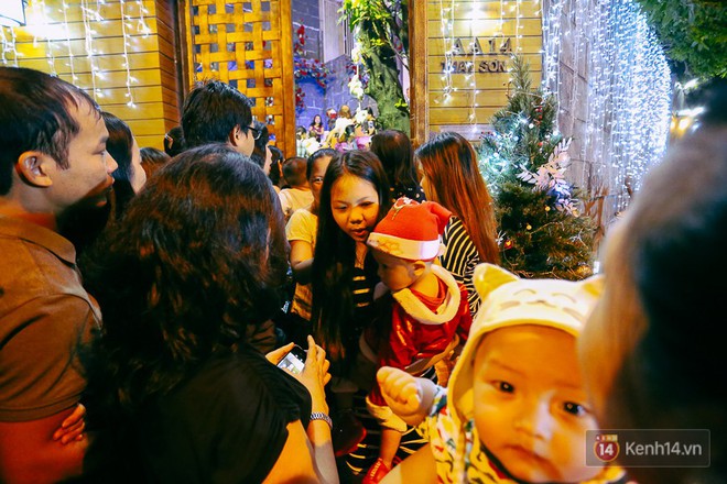 Người dân ở Sài Gòn chen nhau vào biệt thự triệu đô của Đàm Vĩnh Hưng chụp ảnh Noel trong vòng 5 phút/ lượt - Ảnh 8.