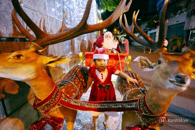 Người dân ở Sài Gòn chen nhau vào biệt thự triệu đô của Đàm Vĩnh Hưng chụp ảnh Noel trong vòng 5 phút/ lượt - Ảnh 17.