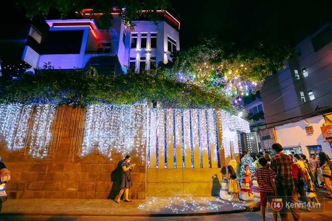 Người dân ở Sài Gòn chen nhau vào biệt thự triệu đô của Đàm Vĩnh Hưng chụp ảnh Noel trong vòng 5 phút/ lượt - Ảnh 1.
