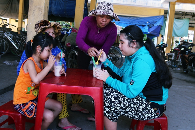 Người mẹ qu&eacute;t r&aacute;c v&agrave; 2 đứa trẻ thiểu năng suốt 10 năm &ocirc;m con gấu b&ocirc;ng r&aacute;ch v&igrave; tưởng l&agrave;&hellip; bố - Ảnh 9.