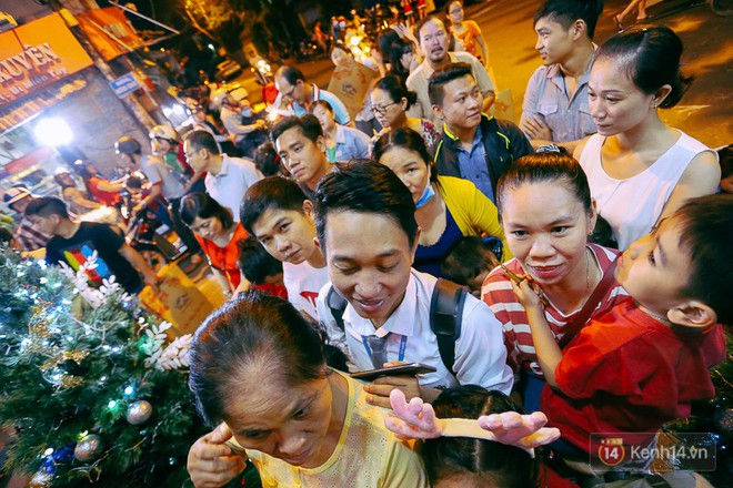 Người dân ở Sài Gòn chen nhau vào biệt thự triệu đô của Đàm Vĩnh Hưng chụp ảnh Noel trong vòng 5 phút/ lượt - Ảnh 9.