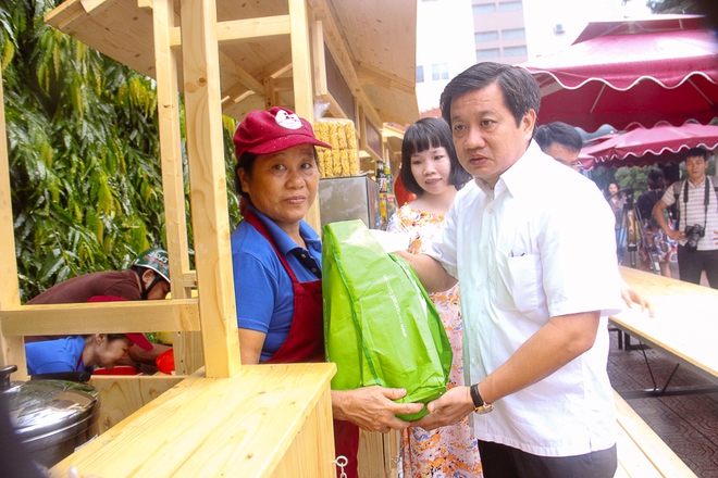 Lãnh đạo quận 1 lì xì cho các tiểu thương trong ngày khai trương Phố hàng rong thứ 2 ở Sài Gòn - Ảnh 6.