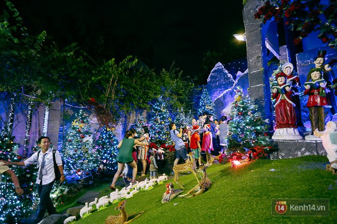 Người dân ở Sài Gòn chen nhau vào biệt thự triệu đô của Đàm Vĩnh Hưng chụp ảnh Noel trong vòng 5 phút/ lượt - Ảnh 15.