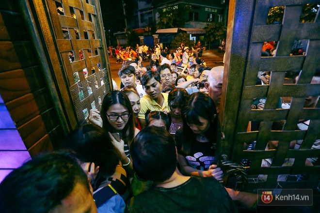 Người dân ở Sài Gòn chen nhau vào biệt thự triệu đô của Đàm Vĩnh Hưng chụp ảnh Noel trong vòng 5 phút/ lượt - Ảnh 11.