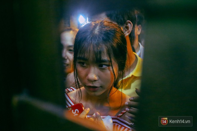 Người dân ở Sài Gòn chen nhau vào biệt thự triệu đô của Đàm Vĩnh Hưng chụp ảnh Noel trong vòng 5 phút/ lượt - Ảnh 10.