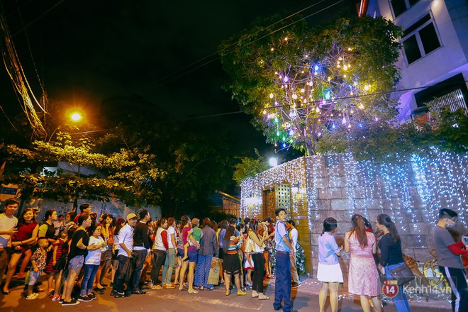 Người dân ở Sài Gòn chen nhau vào biệt thự triệu đô của Đàm Vĩnh Hưng chụp ảnh Noel trong vòng 5 phút/ lượt - Ảnh 4.