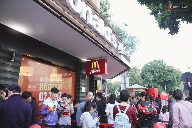 Bạn trẻ hào hứng, xếp hàng đông đúc trong ngày khai trương McDonalds tại Hà Nội - Ảnh 1.