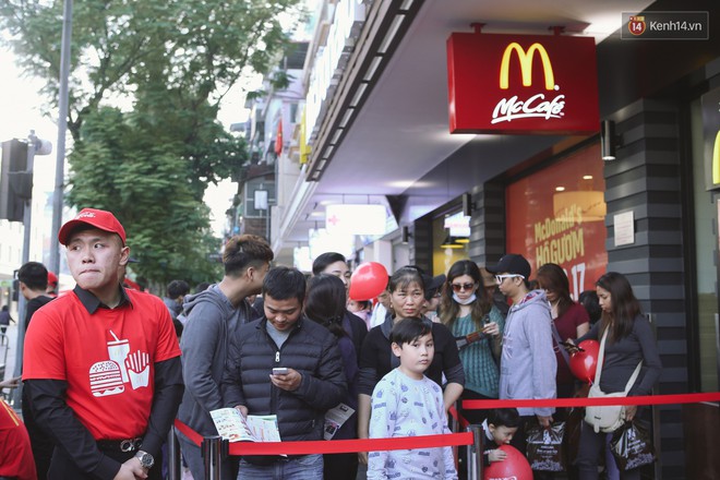 Bạn trẻ hào hứng, xếp hàng đông đúc trong ngày khai trương McDonalds tại Hà Nội - Ảnh 4.