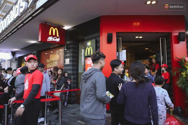 Bạn trẻ hào hứng, xếp hàng đông đúc trong ngày khai trương McDonalds tại Hà Nội - Ảnh 8.