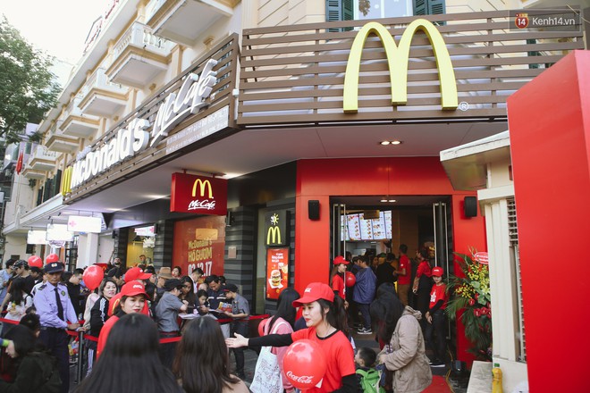 Bạn trẻ hào hứng, xếp hàng đông đúc trong ngày khai trương McDonalds tại Hà Nội - Ảnh 3.