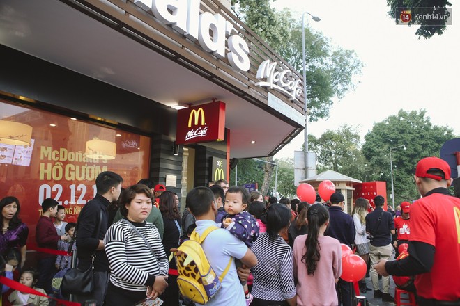 Bạn trẻ hào hứng, xếp hàng đông đúc trong ngày khai trương McDonalds tại Hà Nội - Ảnh 9.