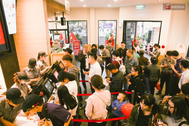 Bạn trẻ hào hứng, xếp hàng đông đúc trong ngày khai trương McDonalds tại Hà Nội - Ảnh 6.