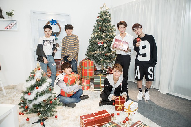 6 nam thần Uni5 bày đủ trò để tán tỉnh... mèo trong MV Giáng sinh tặng fan - Ảnh 3.