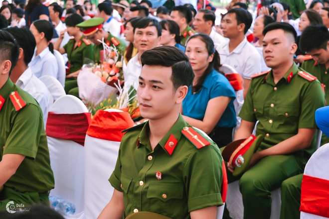 Chàng thiếu úy mới tốt nghiệp Học viện Cảnh sát Nhân dân điển trai như Idol - Ảnh 2.