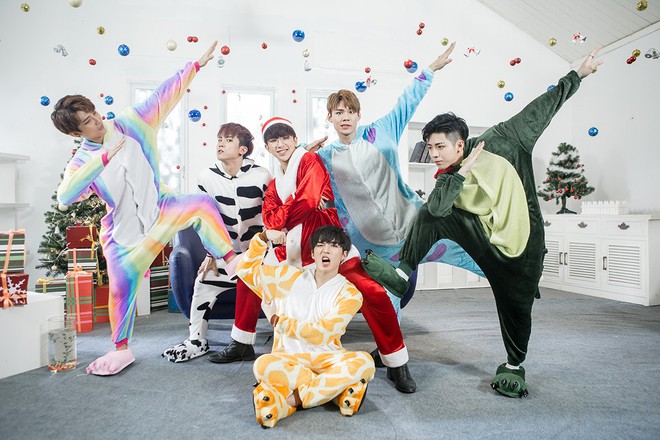 6 nam thần Uni5 bày đủ trò để tán tỉnh... mèo trong MV Giáng sinh tặng fan - Ảnh 2.