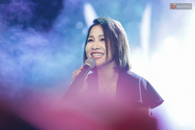 Clip: Rocker Phương Thanh, H&ograve;a Minzy khiến kh&aacute;n giả nổi da g&agrave; với những nốt cao m&aacute;u lửa trong đ&ecirc;m nhạc kỷ niệm 20 năm L&agrave;n S&oacute;ng Xanh - Ảnh 11.