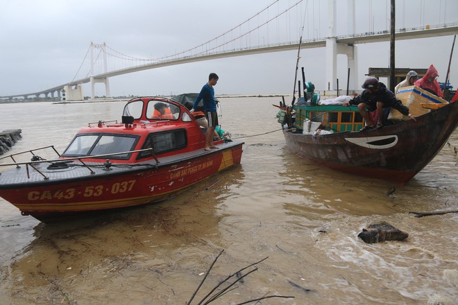 Đã tìm thấy thi thể nam thanh niên 19 tuổi nhảy cầu Thuận Phước tự tử cùng bạn thân  - Ảnh 4.