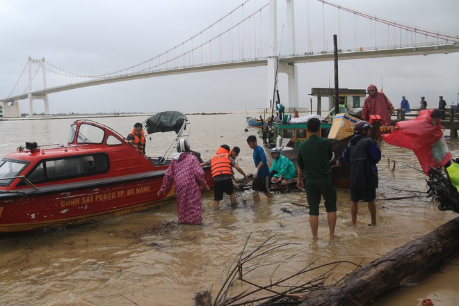 Đã tìm thấy thi thể nam thanh niên 19 tuổi nhảy cầu Thuận Phước tự tử cùng bạn thân  - Ảnh 1.