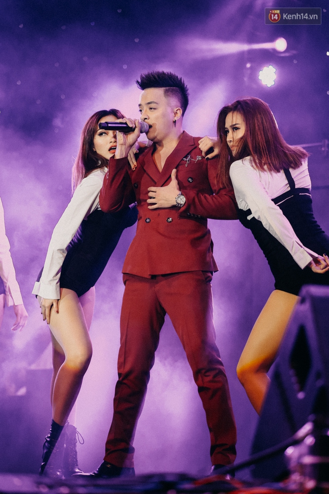 Clip: Rocker Phương Thanh, H&ograve;a Minzy khiến kh&aacute;n giả nổi da g&agrave; với những nốt cao m&aacute;u lửa trong đ&ecirc;m nhạc kỷ niệm 20 năm L&agrave;n S&oacute;ng Xanh - Ảnh 20.