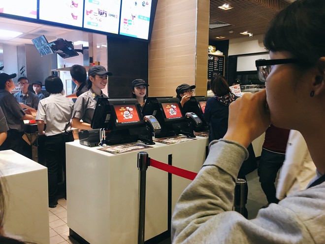 McDonalds đầu tiên tại Hà Nội: Vị trí rất đẹp, đồ ăn tốt, nhân viên đáng yêu và vẫn hơi đắt như thường tình - Ảnh 2.