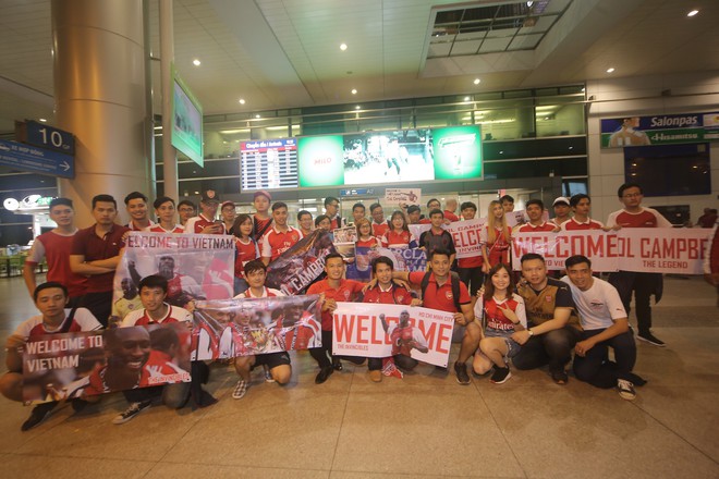 Fan nữ Việt Nam ôm chặt huyền thoại Arsenal ở sân bay Tân Sơn Nhất - Ảnh 1.