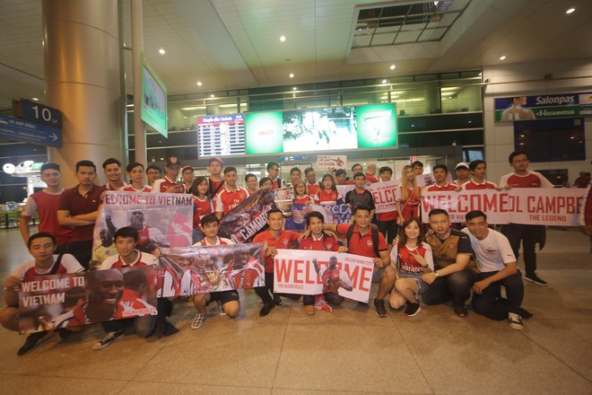 Fan nữ Việt Nam &ocirc;m chặt huyền thoại Arsenal ở s&acirc;n bay T&acirc;n Sơn Nhất - Ảnh 1.