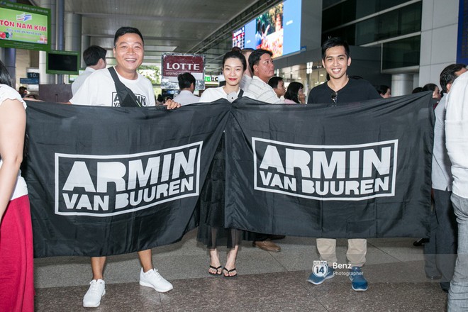 Armin van Buuren - Huyền thoại DJ số một thế giới thích thú đội nón lá, được fan hâm mộ vây kín tại sân bay Tân Sơn Nhất - Ảnh 14.