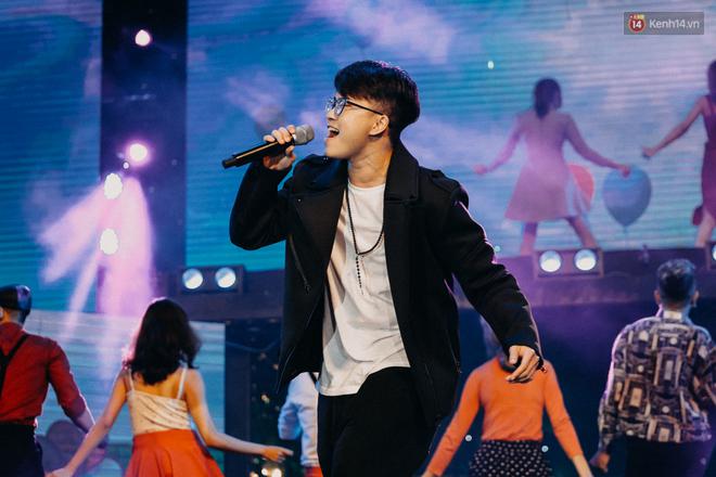 Clip: Rocker Phương Thanh, H&ograve;a Minzy khiến kh&aacute;n giả nổi da g&agrave; với những nốt cao m&aacute;u lửa trong đ&ecirc;m nhạc kỷ niệm 20 năm L&agrave;n S&oacute;ng Xanh - Ảnh 33.
