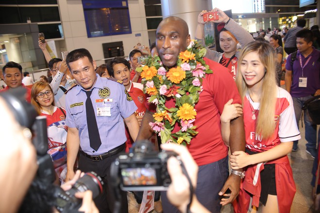 Fan nữ Việt Nam &ocirc;m chặt huyền thoại Arsenal ở s&acirc;n bay T&acirc;n Sơn Nhất - Ảnh 4.