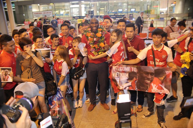 Fan nữ Việt Nam &ocirc;m chặt huyền thoại Arsenal ở s&acirc;n bay T&acirc;n Sơn Nhất - Ảnh 5.