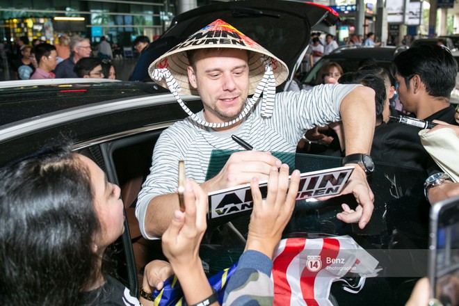 Armin van Buuren - Huyền thoại DJ số một thế giới thích thú đội nón lá, được fan hâm mộ vây kín tại sân bay Tân Sơn Nhất - Ảnh 12.