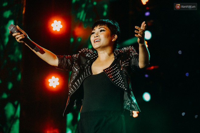 Clip: Rocker Phương Thanh, H&ograve;a Minzy khiến kh&aacute;n giả nổi da g&agrave; với những nốt cao m&aacute;u lửa trong đ&ecirc;m nhạc kỷ niệm 20 năm L&agrave;n S&oacute;ng Xanh - Ảnh 1.