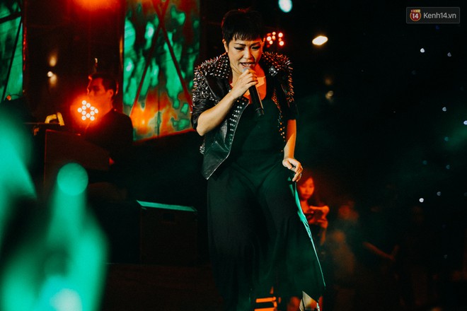 Clip: Rocker Phương Thanh, H&ograve;a Minzy khiến kh&aacute;n giả nổi da g&agrave; với những nốt cao m&aacute;u lửa trong đ&ecirc;m nhạc kỷ niệm 20 năm L&agrave;n S&oacute;ng Xanh - Ảnh 3.