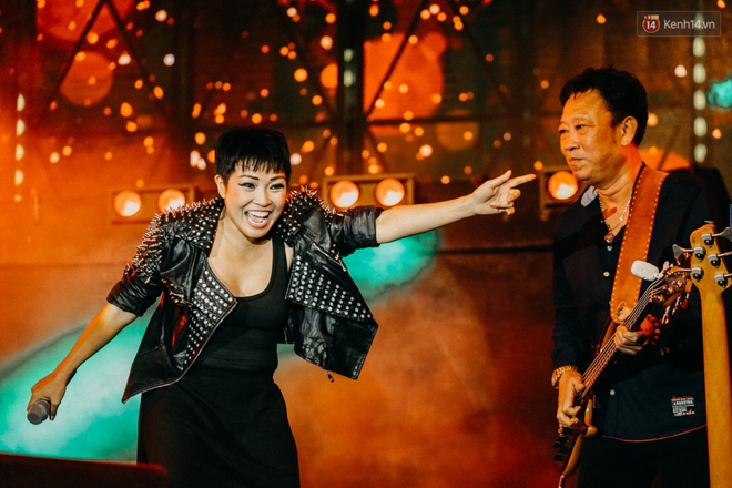 Clip: Rocker Phương Thanh, Hòa Minzy khiến khán giả nổi da gà với những nốt cao máu lửa trong đêm nhạc kỷ niệm 20 năm Làn Sóng Xanh - Ảnh 4.