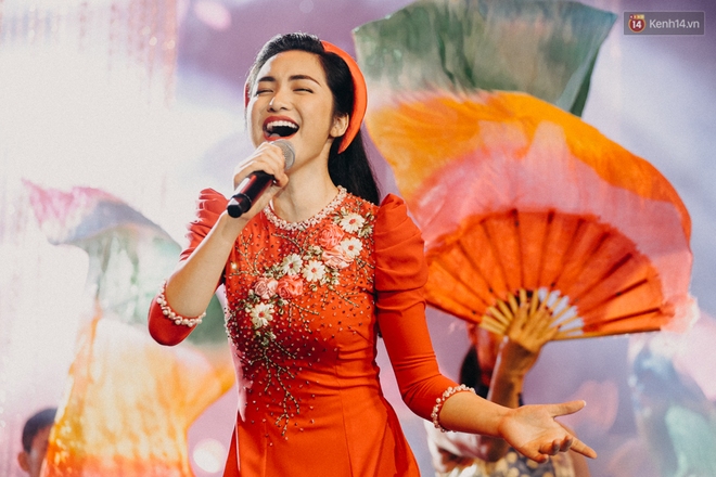 Clip: Rocker Phương Thanh, Hòa Minzy khiến khán giả nổi da gà với những nốt cao máu lửa trong đêm nhạc kỷ niệm 20 năm Làn Sóng Xanh - Ảnh 7.