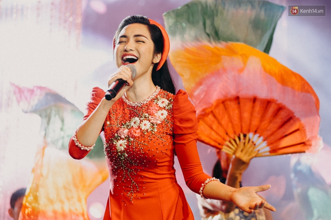 Clip: Rocker Phương Thanh, H&ograve;a Minzy khiến kh&aacute;n giả nổi da g&agrave; với những nốt cao m&aacute;u lửa trong đ&ecirc;m nhạc kỷ niệm 20 năm L&agrave;n S&oacute;ng Xanh - Ảnh 7.