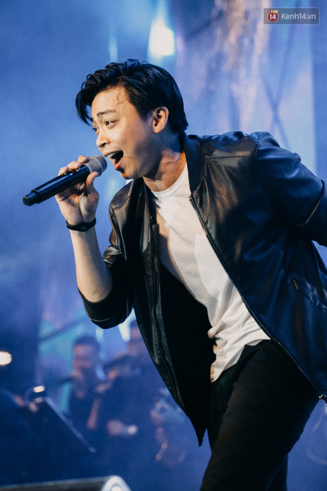 Clip: Rocker Phương Thanh, H&ograve;a Minzy khiến kh&aacute;n giả nổi da g&agrave; với những nốt cao m&aacute;u lửa trong đ&ecirc;m nhạc kỷ niệm 20 năm L&agrave;n S&oacute;ng Xanh - Ảnh 43.