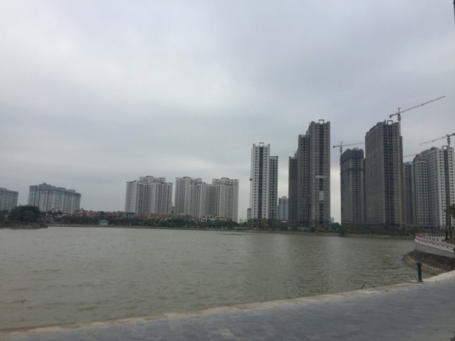 H&agrave; Nội: Đi t&acirc;̣p th&ecirc;̉ dục, người d&acirc;n bất ngờ phát hi&ecirc;̣n thi th&ecirc;̉ phụ nữ ngo&agrave;i 30 tuổi n&ocirc;̉i tr&ecirc;n mặt h&ocirc;̀ - Ảnh 1.