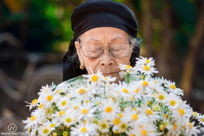 Người mẫu 99 tuổi điệu đ&agrave; tạo d&aacute;ng b&ecirc;n hoa c&uacute;c họa mi - Ảnh 4.