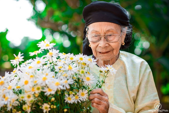 Người mẫu 99 tuổi điệu đ&agrave; tạo d&aacute;ng b&ecirc;n hoa c&uacute;c họa mi - Ảnh 5.