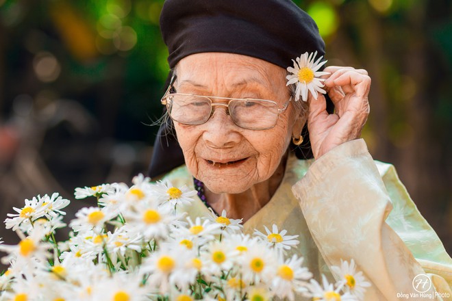 Người mẫu 99 tuổi điệu đ&agrave; tạo d&aacute;ng b&ecirc;n hoa c&uacute;c họa mi - Ảnh 6.