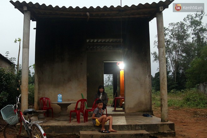 B&eacute; trai 9 tuổi một m&igrave;nh sống giữa mộ bia ở Quảng Trị hơn 700 đ&ecirc;m: Cuối c&ugrave;ng mẹ đ&atilde; về rồi, chỉ mong mẹ kh&ocirc;ng bỏ em đi nữa - Ảnh 1.