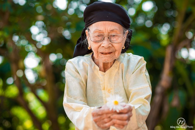 Người mẫu 99 tuổi điệu đà tạo dáng bên hoa cúc họa mi - Ảnh 10.