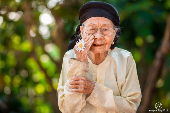 Người mẫu 99 tuổi điệu đ&agrave; tạo d&aacute;ng b&ecirc;n hoa c&uacute;c họa mi - Ảnh 8.